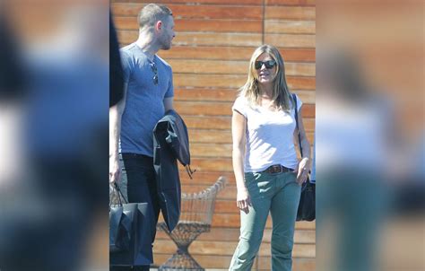 [pics] jennifer aniston nipples breasts no bra white t shirt shows off her boobs