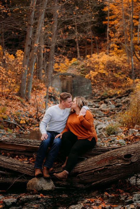 Fall Couple Photos Ottawa in 2020 | Fall couple photos, Engagement ...