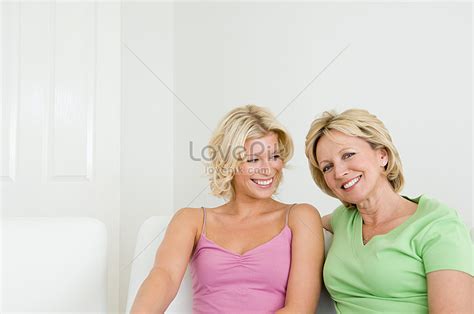 intimate mother and daughter picture and hd photos free download on lovepik