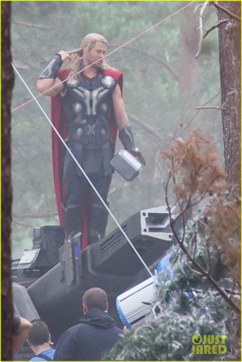 Chris Hemsworth Slams Down His Thor Hammer For Avengers Age Of Ultron