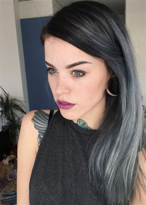 Coloration Cheveux Gris Cendré Débardeur Noir Tatouage Ailes Meche Femme Yeux Verts Rouge à