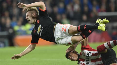 Manchester Uniteds Luke Shaw Suffers Broken Leg In Champions League Loss Soccer Sporting News