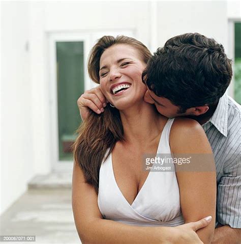 Homme Embrasse Cou Femme Photos Et Images De Collection Getty Images