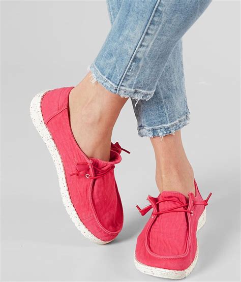 Great looking shoes for any time of the year to let your feet enjoy comfort and style. Hey Dude Wendy Shoe - Women's Shoes in Coral | Buckle | Women shoes, Top women shoes, Leather ...