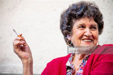 Woman Smoking Multiple Cigarettes Foto E Immagini Stock Getty Images