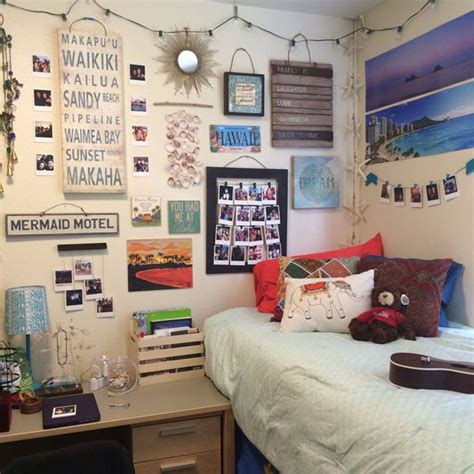 Find one print or piece of wall art that you're obsessed with and make it the focal point of the room. 15 Lovely College Dorm Room Designs | House Design And Decor