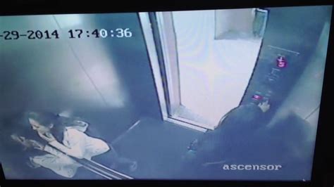 P1 Beso De Lesbianas En Ascensor Lesbian Kiss In Elevator Part 1