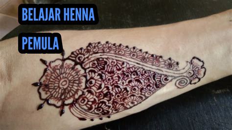 Most often than not, the henna tattoo goes on the arm, but sometimes, it can also go up on the leg. Belajar henna untuk pemula motif simple - YouTube