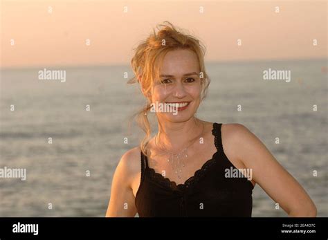L actrice française Sandrine Bonnaire pose sur la plage lors du 19e
