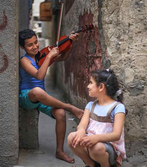 احتفى قطاع غزة بالمهندس لؤي البسيوني كونه أحد أعضاء الفريق الذي طور مروحية مسيرة صغيرة لتصبح أول طائرة تحلق في جو المريخ، فيما لا يستطيع زيارة بلدته في القطاع. أطفال الموسيقى: غزة تشتاق إلى الفرح | منشور