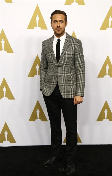 At a height of 6 feet 2 inches, or 187.96cm tall, ryan reynolds is taller than 78.83% and smaller than 21.16% of all males in our height database. Find Out Which Hollywood Actor Matches Your Height