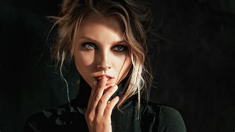 Hintergrundbilder Gesicht Frau Modell Porträt Blond Einfacher Hintergrund Lange Haare