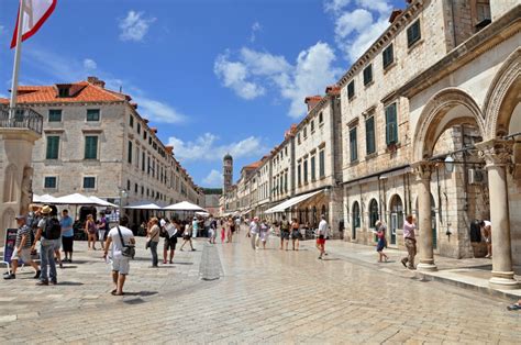 Wenn sie sich der stadtmauer von der modernen innenstadt dubrovniks aus nähern, betreten sie die altstadt durch das pile stadttor, welches den haupteingang darstellt. Ein Spaziergang durch die Straßen der Altstadt