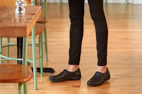 Unlike regular walking shoes, shoes build specifically for people with flat feet often feature a multi surface outer sole. The Most Comfortable Shoes, As Told By People Who Are on ...
