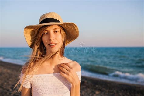 Menina Atrativa Nova Do Turista Que Relaxa Na Praia Foto De Stock Imagem De Loira Menina