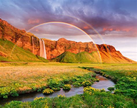 Paisagem Surpreendente Com Um Arco íris E Uma Cachoeira Em Islândia