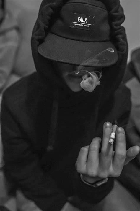 Street Goth Got Smokes 초상 사진 남자 패션 금발 헤어스타일 아니메 커플 흑백 사진 흡연 배경 화면