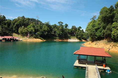 Tasik kenyir adalah merupakan sebuah tasik buatan dengan keluasan 38,000 hektar. Projek Pengurusan Sumber: Tasik & Pulau di Malaysia