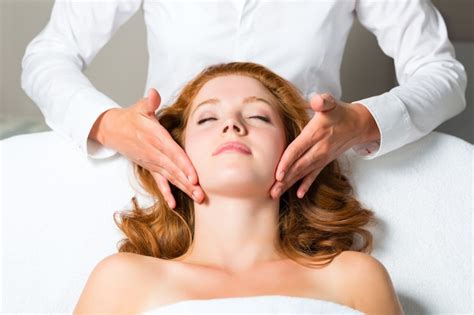 Premium Photo Wellnesswoman Getting Head Massage In Spa