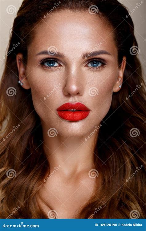 Linda Mulher Sexy Em Hollywood Com Remendos Maquiagem Natural E Lábios Vermelhos Rosto De