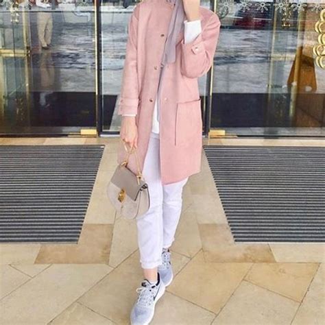 Masukanya dong kk, jilbab abu2 basah cocoknya smaa baju apa? Style Celana Putih Hijab - Gallery Islami Terbaru