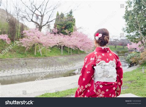 Asian Woman Wearing Kimono Cherry Blossomssakura 스톡 사진 1345394009 Shutterstock