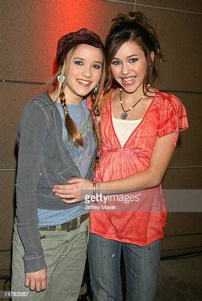 Emily Osment And Miley Cyrus Photos Et Images De Collection Getty Images