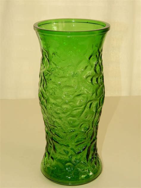 VINTAGE HOOSIER GLASS GREEN TEXTURED 9 5 TALL BOUQUET TEXTURED 4
