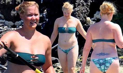 Amy Schumer Shows Off Her Bikini Body In A Green Suit While In Hawaii Daily Mail Online