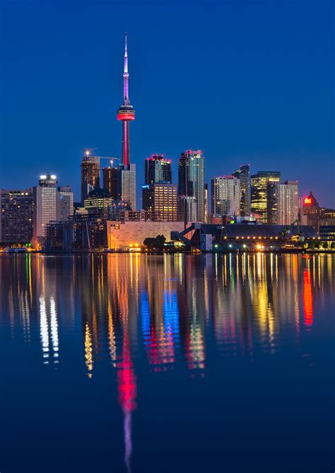 Cn tower, broadcast and telecommunications tower in toronto. CN Tower: Icono de Toronto - BON VOYAGE
