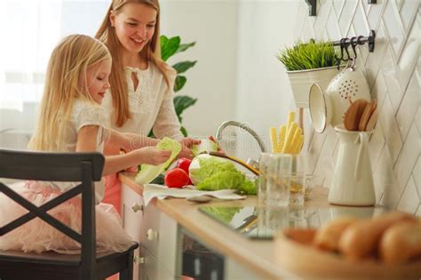 Fijne Jonge Moeder Met Dochter In De Keuken Was Groenten