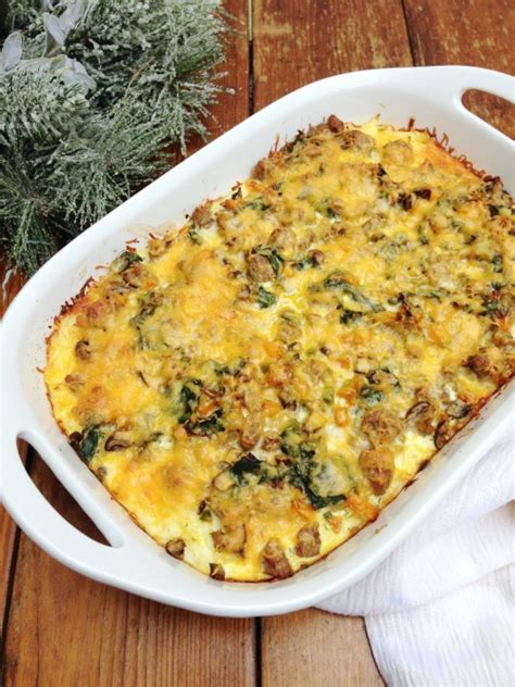 Everyone loves cheesy hash brown breakfast casserole! Overnight Hash Brown Breakfast Casserole - Kelly Runs For Food