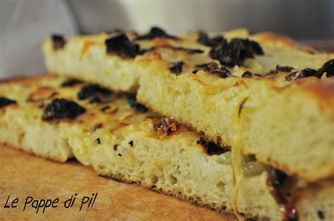 Quando cominciano a imbiondire, aggiungere un mestolo di brodo vegetale e fare stufare fino a che il liquido non si sia rappreso. PIZZA BIANCA CIPOLLE E POMODORI SECCHI | Le pappe di Pil