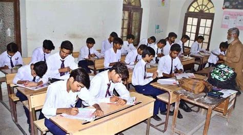 کراچی انٹر بورڈ میں 11ویں کے امتحانات میں طلبا کی نصف تعداد فیل، طلبا کا احتجاج