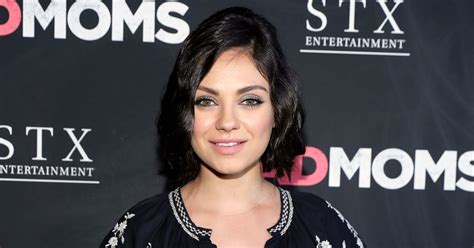Mila Kunis Debuts A Short Hairstyle On Red Carpet Photos