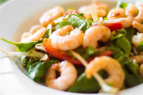 Evenly divide lettuce among 4 plates. Diabetics Prawn Salad : What S The Difference Between Shrimp And Prawns Food Wine - In another ...