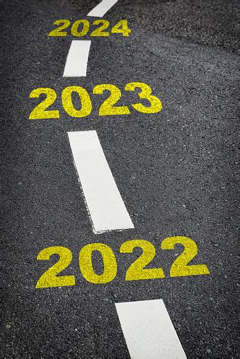 2022년2024년 새해 검은색 아스팔트 도로 및 흰색 마킹 라인 성장 개념에 대한 스톡 사진 및 기타 이미지 성장 개념