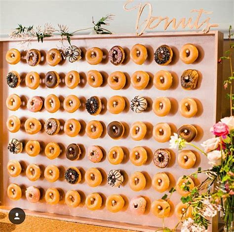 donut walls is the newest wedding trend that will win over your guests hearts donuts para