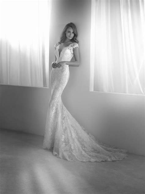 In general, the choice of beach wedding. Spanish lace mermaid wedding gown with cap sleeves Modes ...