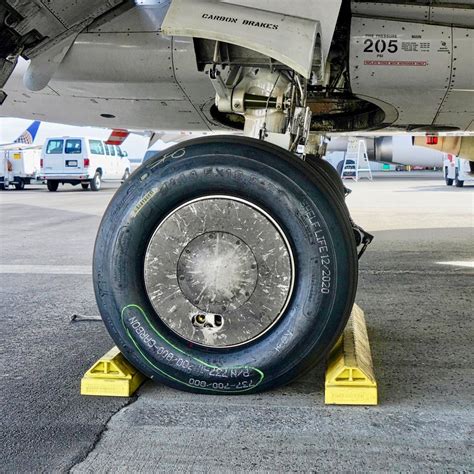 United Airlines Boeing 737 8 Main Landing Gear At San