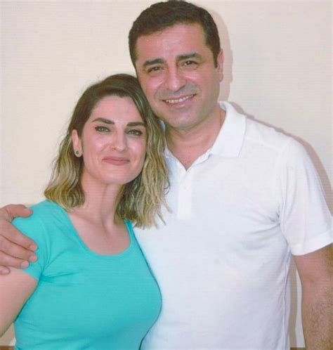 Halkların demokratik partisi (hdp) eş genel başkanlığı görevini yürütürken tutuklanan selahattin demirtaş kimdir? Selahattin Demirtaş Eşi : Demirtas In Karisi Kimdir Aslen ...
