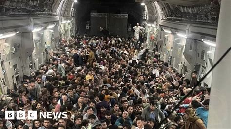 Afghanistan Striking Image Captures Kabul Exodus Bbc News