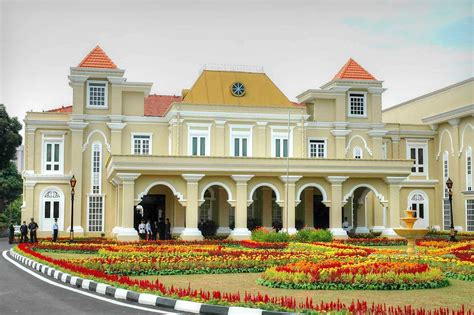 Istana Maziah Alowisata