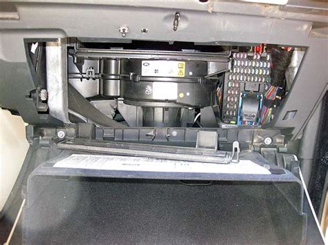 I am looking to see if there is a little bank that has 5 fuses in a little black box together. Radio/Nav issue - Land Rover Forums - Land Rover Enthusiast Forum