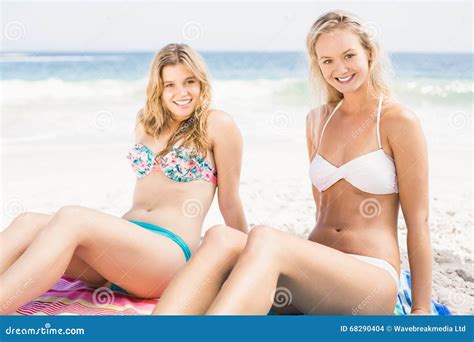 Mooie Vrouwen In Bikinizitting Op Het Strand Stock Foto Image Of Camera Wijfje
