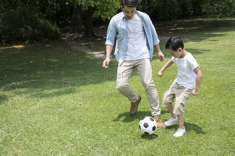 Parque De Padre E Hijo Jugando Al Fútbol Descarga Gratuita Hd Imagen