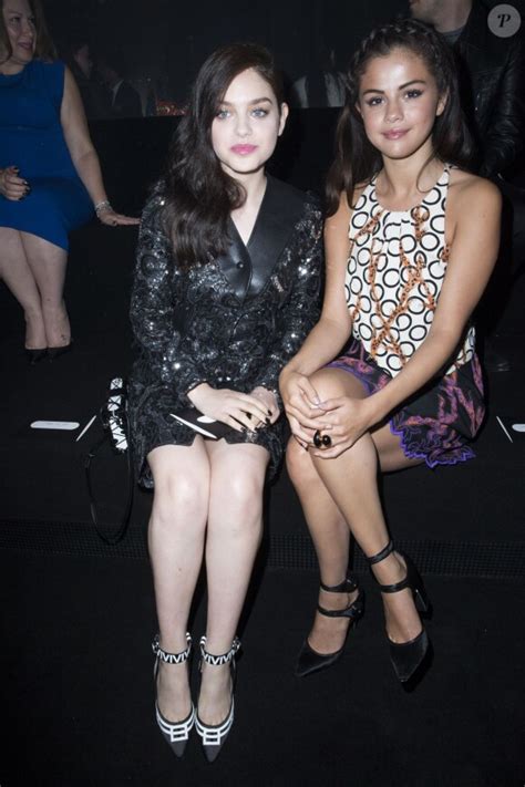 Vidéo Odeya Rush Et Selena Gomez Assistent Au Défilé Louis Vuitton