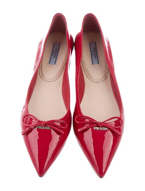 Prada Patent Leather Pointed Toe Flats Shoes Pra153994 The Realreal