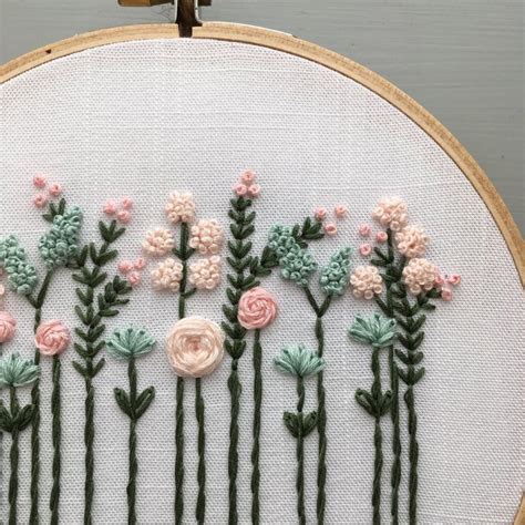 Learn how to make an embroidery pattern with procreate! Motif de broderie à la main de jolies fleurs sauvages ...