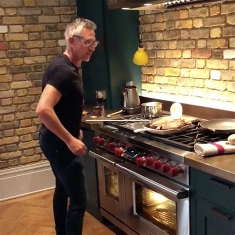 Gary lineker poos himself at world cup 1990. Gary Lineker house: Where he is inviting a refugee to live ...